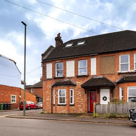 Family Home In Central Guildford With Parking Экстерьер фото