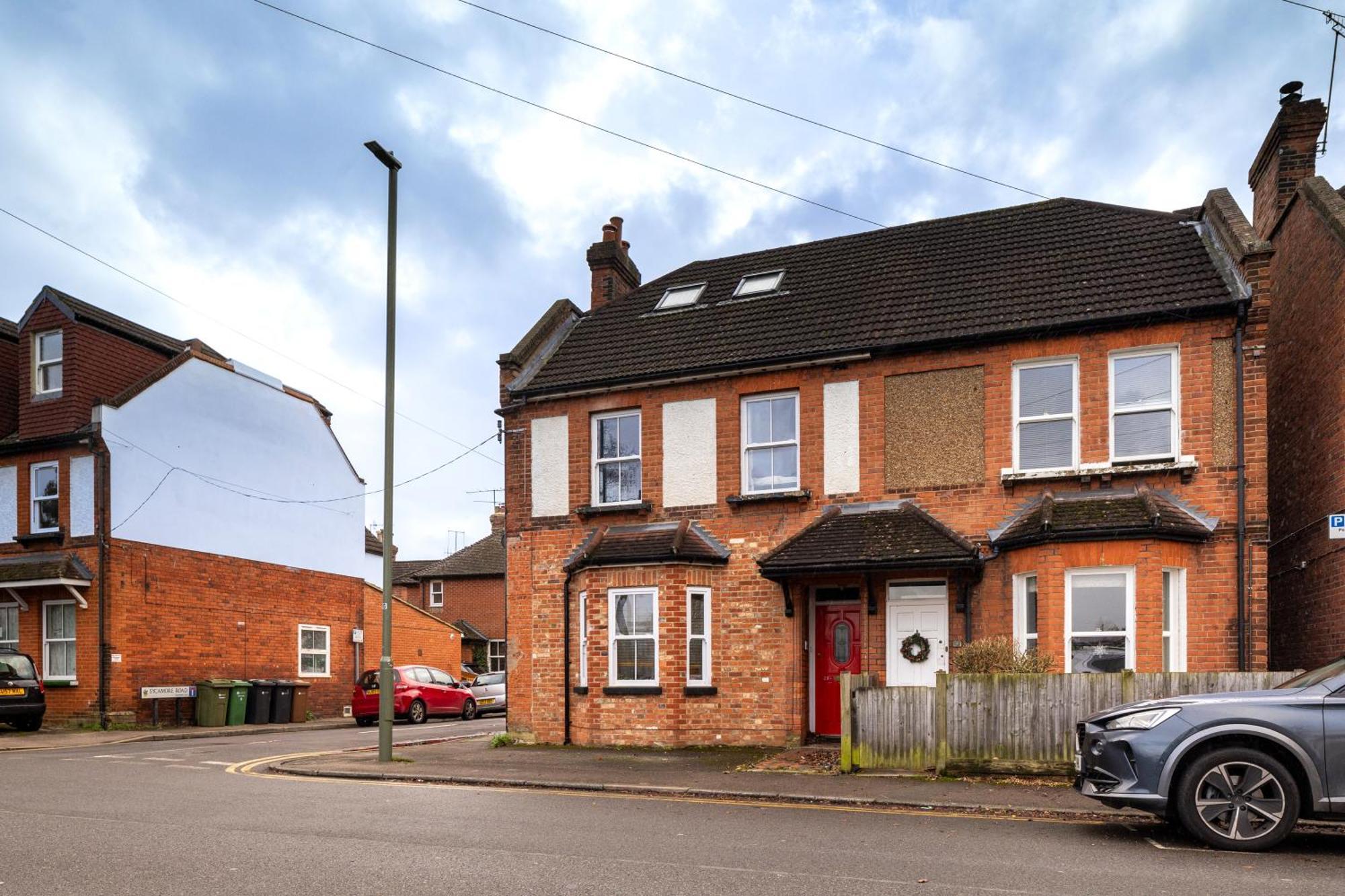 Family Home In Central Guildford With Parking Экстерьер фото