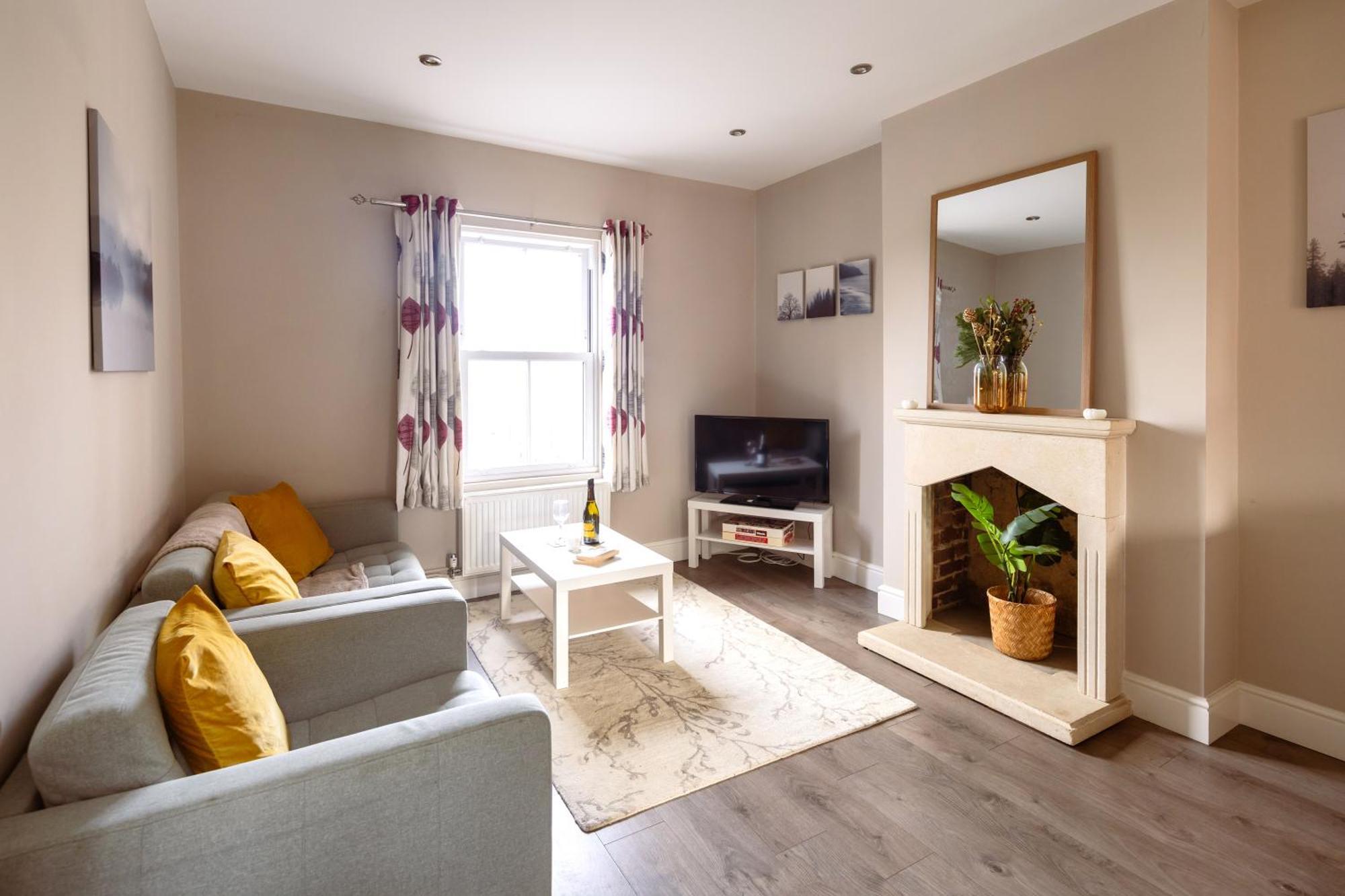 Family Home In Central Guildford With Parking Экстерьер фото