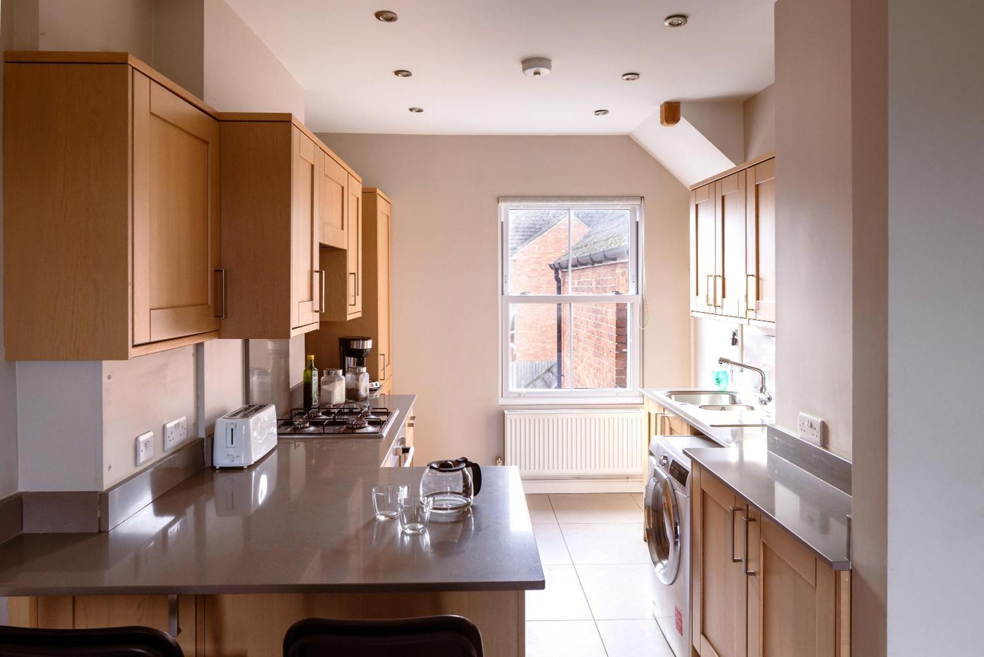 Family Home In Central Guildford With Parking Экстерьер фото