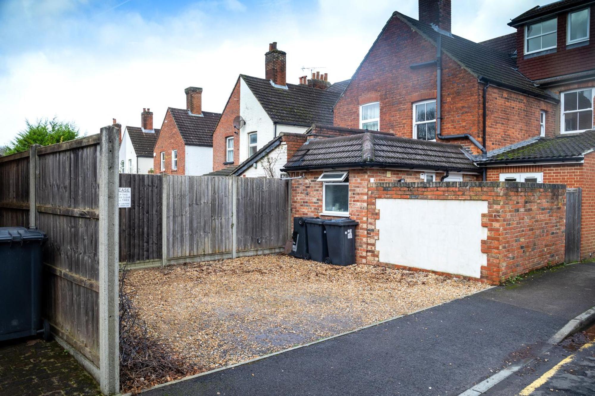 Family Home In Central Guildford With Parking Экстерьер фото