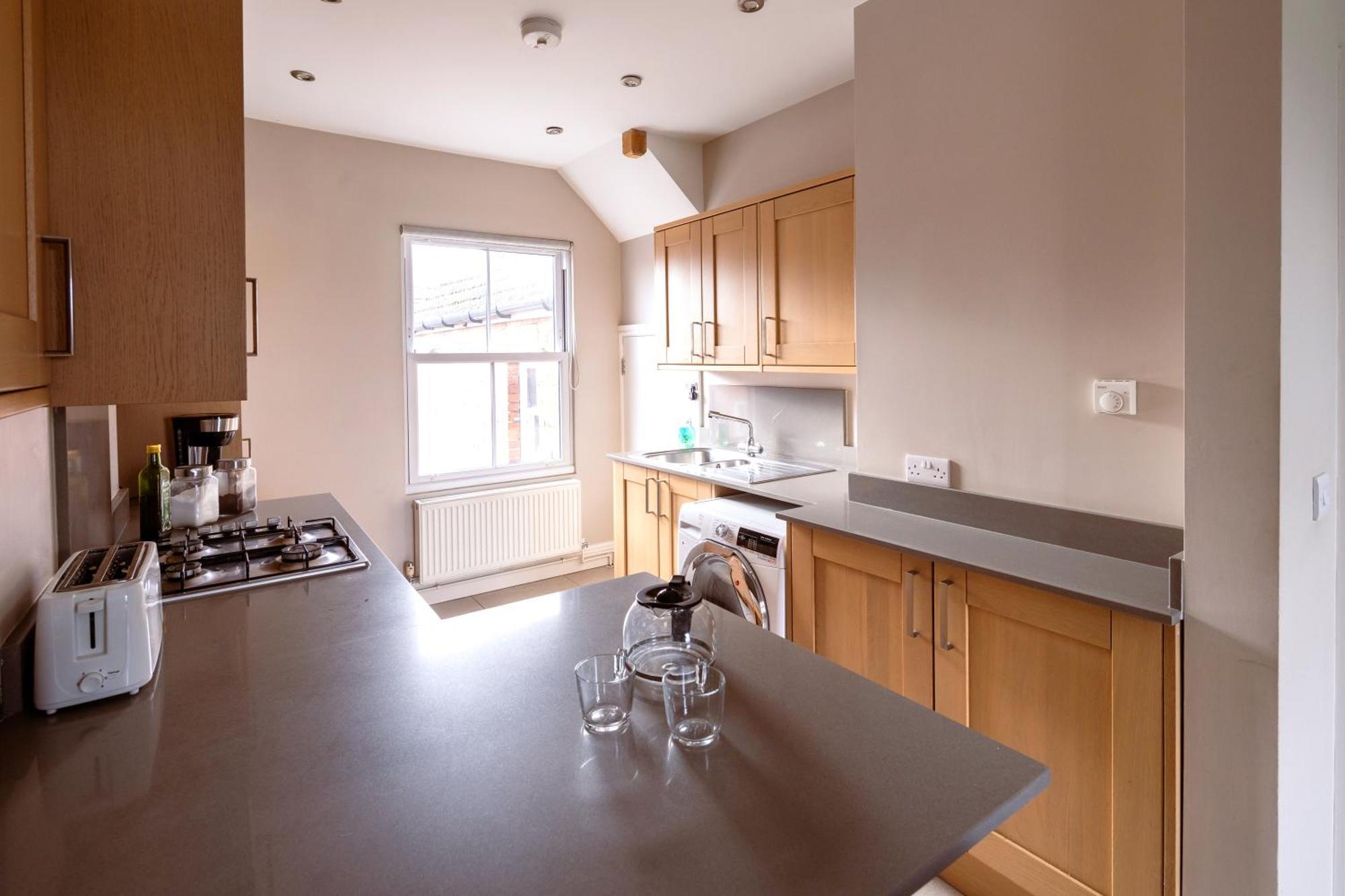 Family Home In Central Guildford With Parking Экстерьер фото