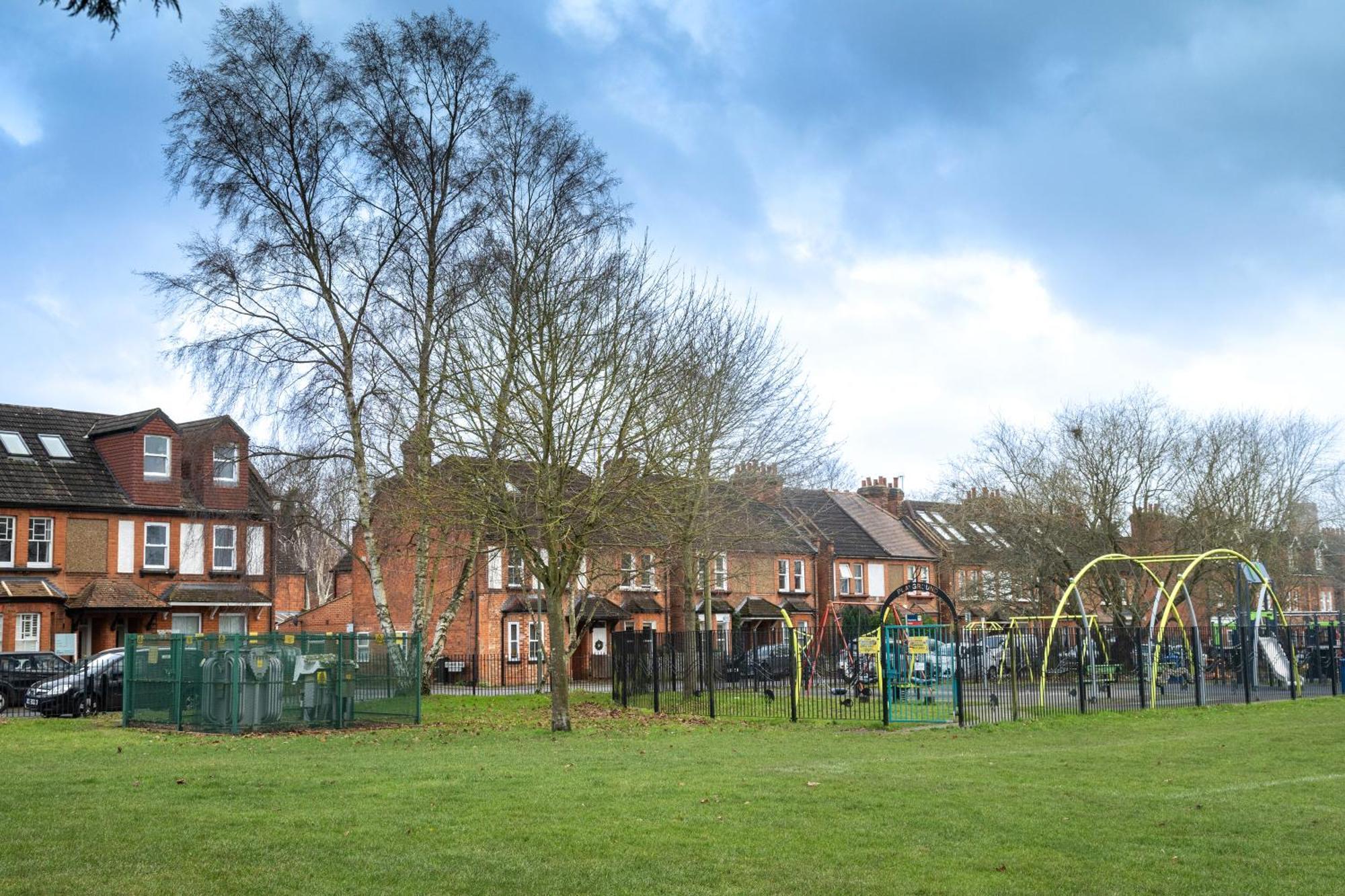 Family Home In Central Guildford With Parking Экстерьер фото