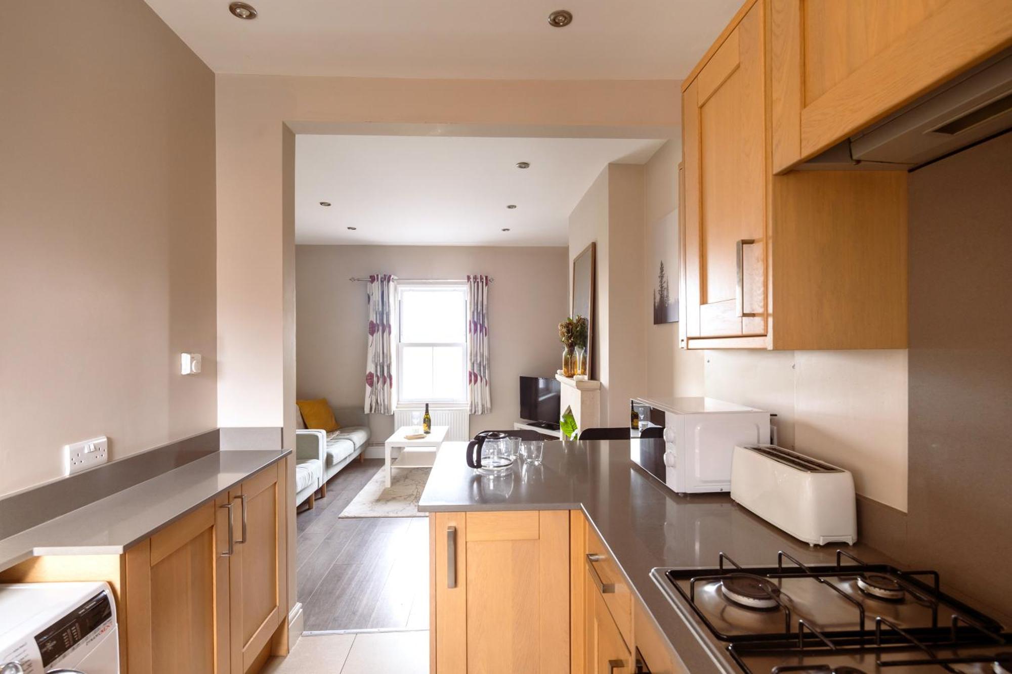 Family Home In Central Guildford With Parking Экстерьер фото