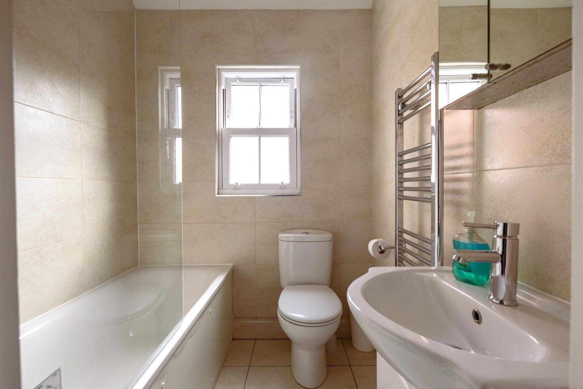 Family Home In Central Guildford With Parking Экстерьер фото