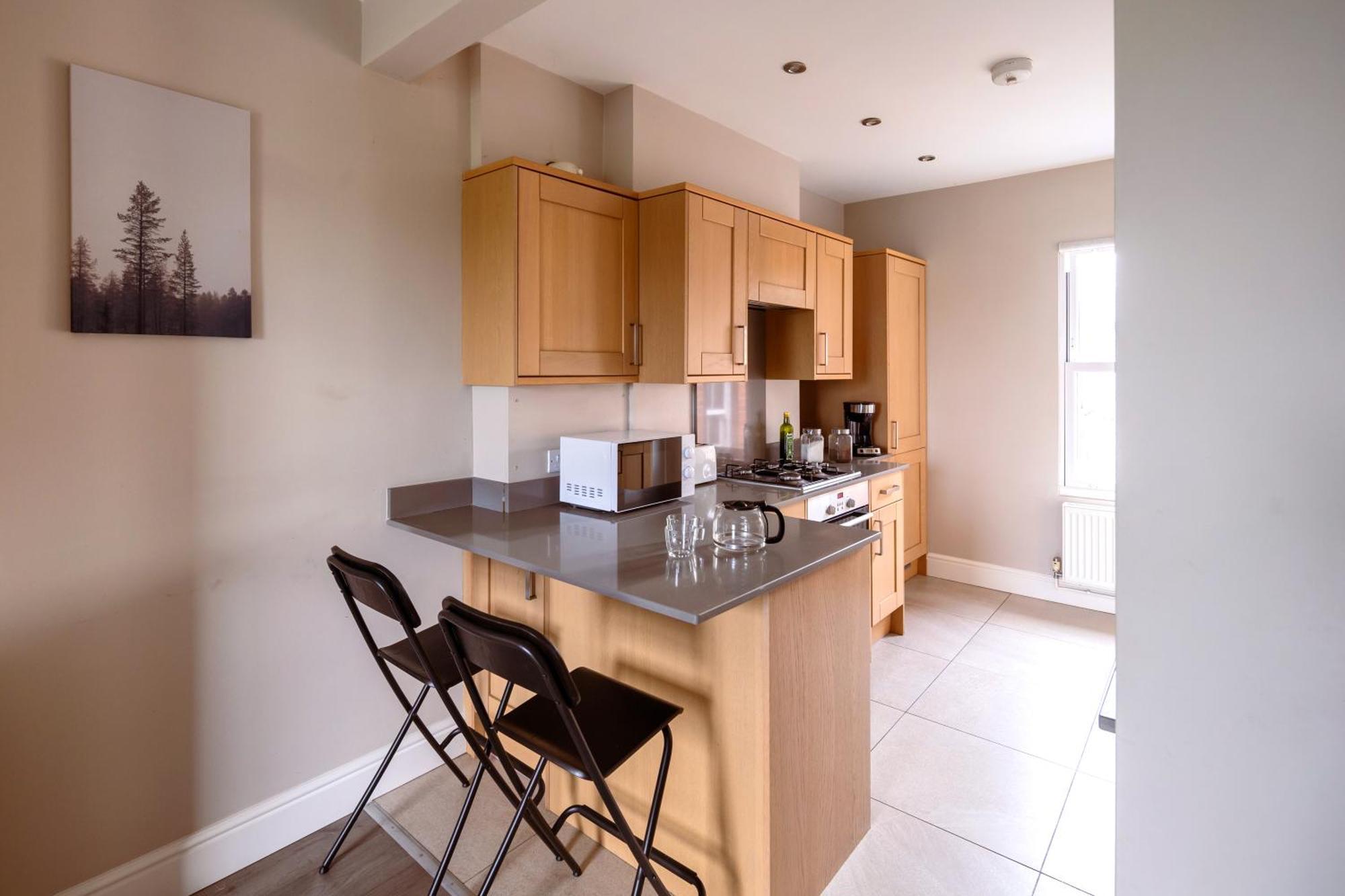 Family Home In Central Guildford With Parking Экстерьер фото