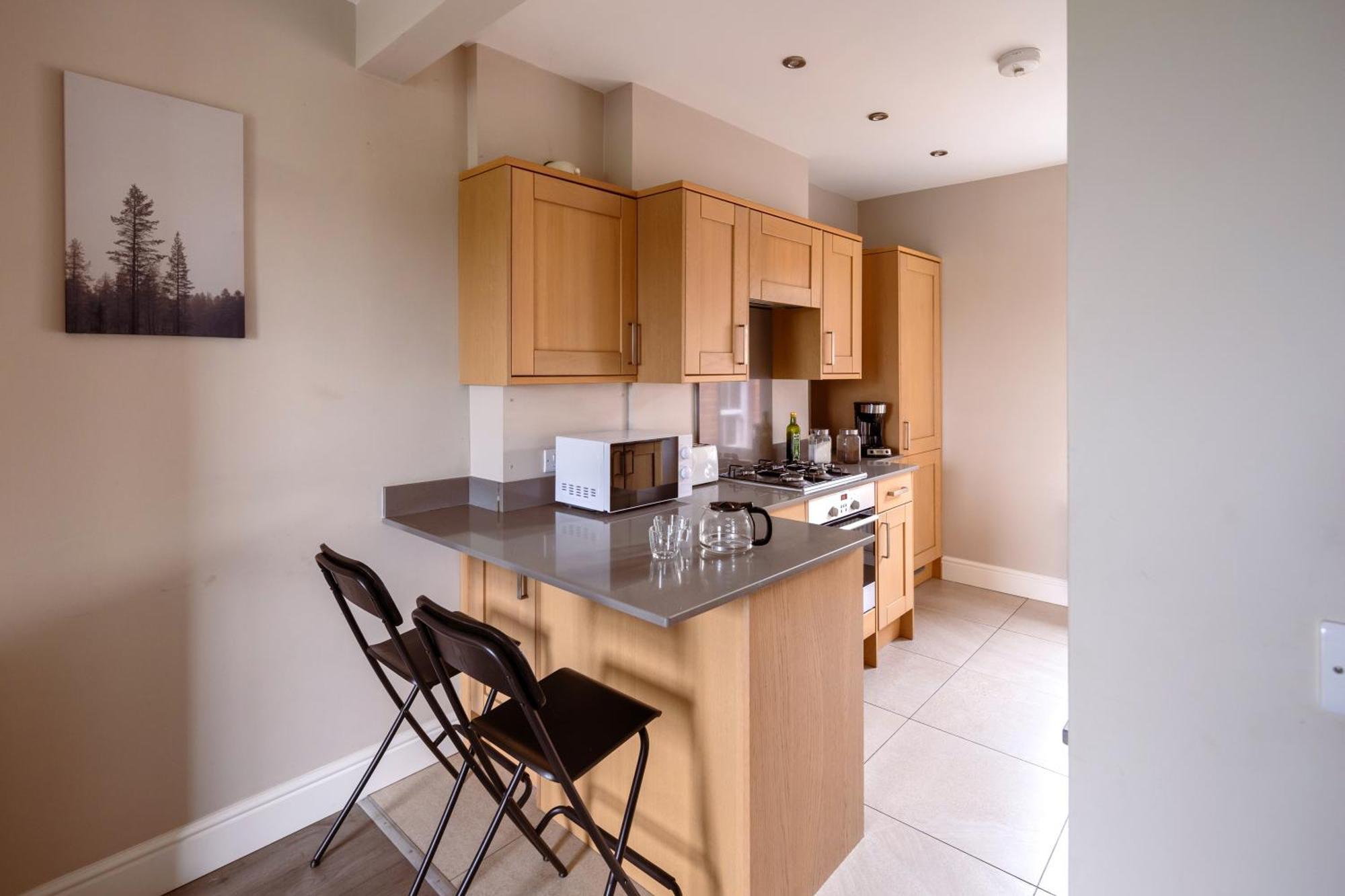 Family Home In Central Guildford With Parking Экстерьер фото